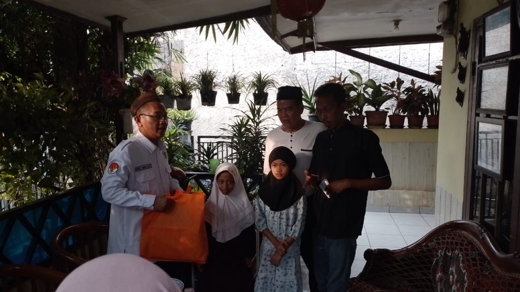 Santuana diberikan secara Simbolis oleh penyuluh keagamaan Kec.Karang Tengah dan Ketua GPM serta Rt Setempat